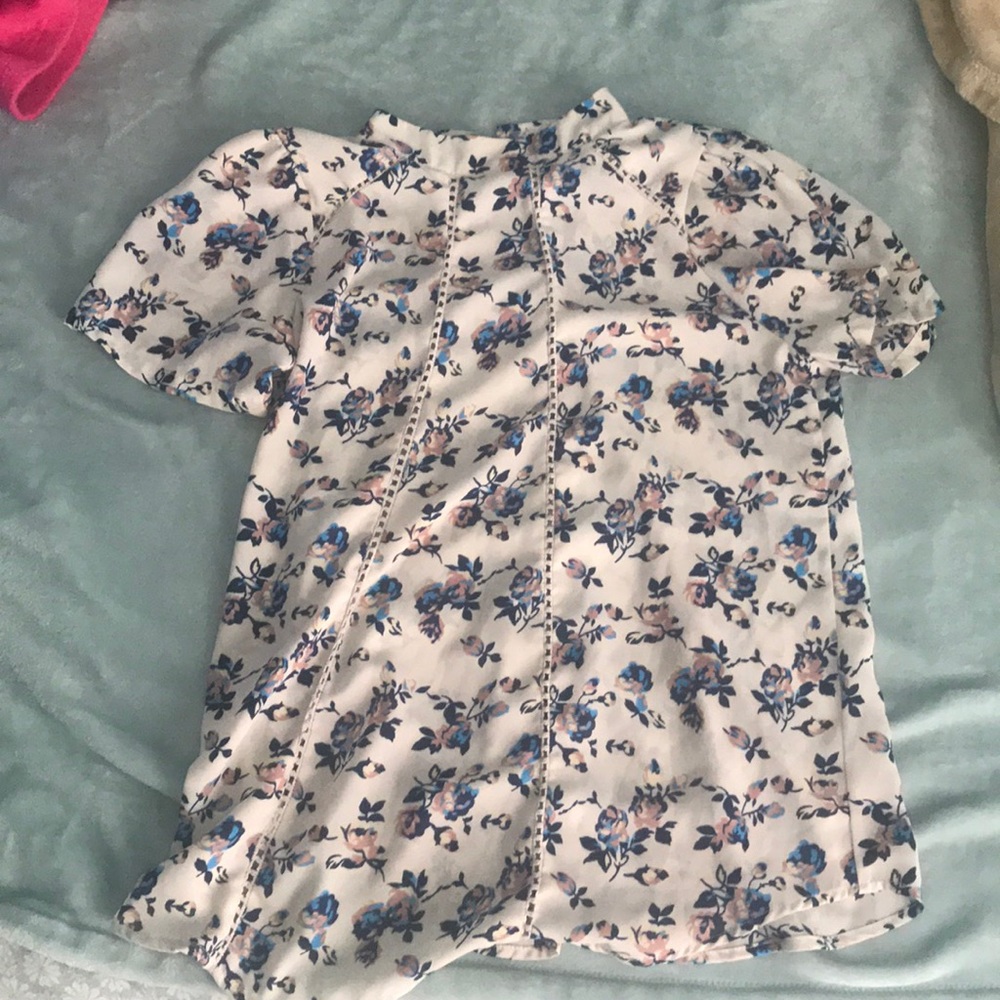 This is flowy blouse that is very good quality. 🌸